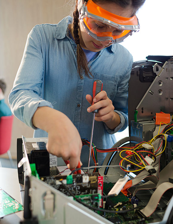 Links to Real Jobs, Real Skills, Real Lives: Redesigning Postsecondary Pathways for Working Adults by Alex Lozanoff on the Center for Economic Mobility website